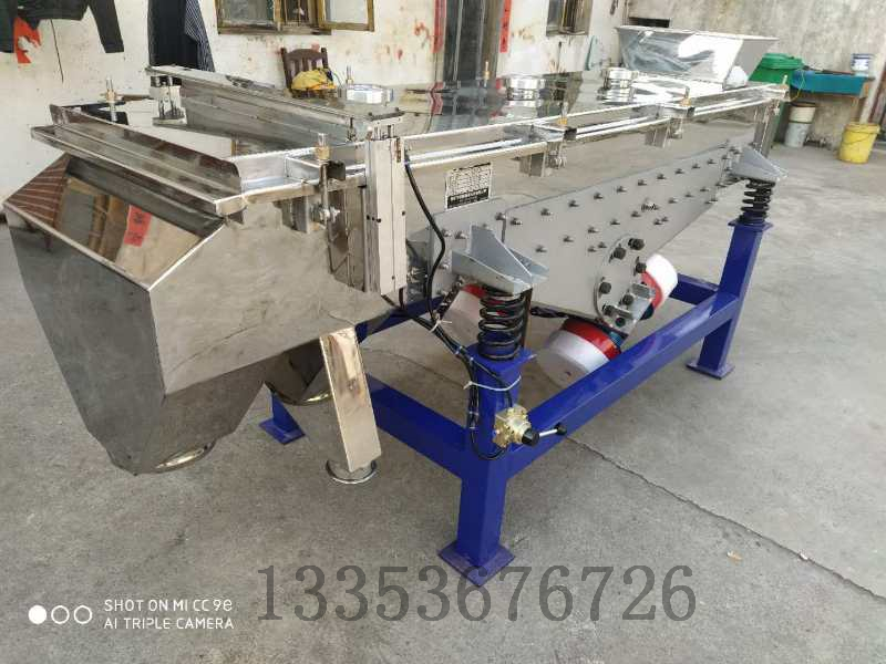 大家都知道超聲波篩分機是在三次元振動篩的基礎上加裝超聲波清網裝置從而解決各類堵網、粘網、吸附、劇團、靜電、輕比重等篩分難題。